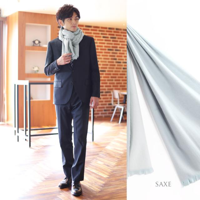薄いブルーの色合いが上品なカシミヤストール