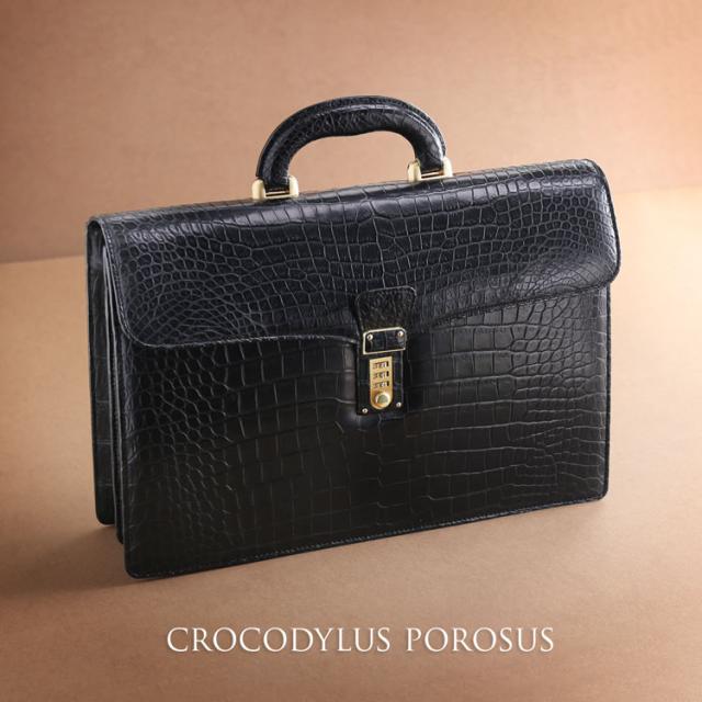 スモールクロコダイルで仕立てたメンズブリーフケース