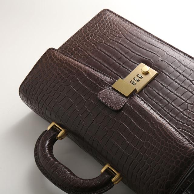 ナイルクロコダイルを贅沢に使用