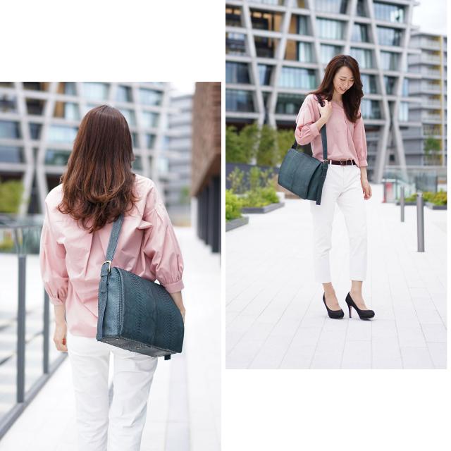 シンプルなコーディネートに合うパイソンバッグ