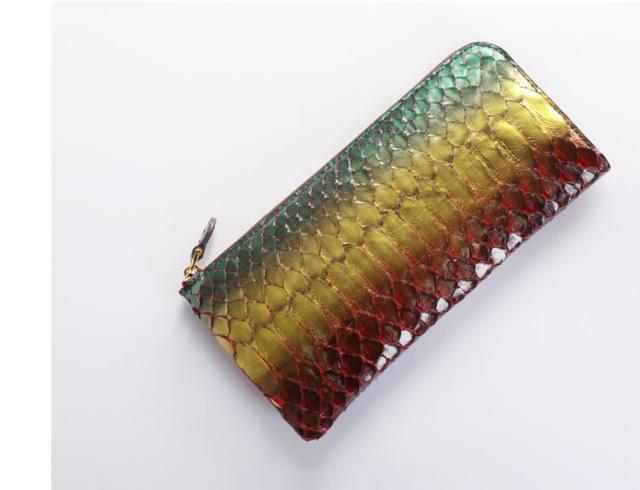 色鮮やかなダイヤモンドパイソン