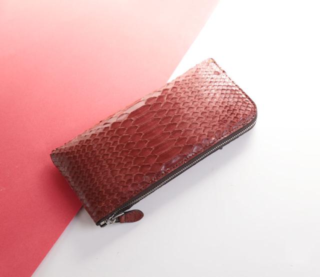 鮮やかなパイソンレザー