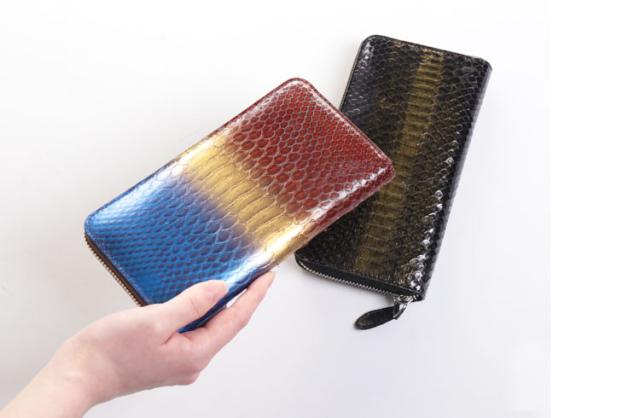 鮮やかなパイソンレザー