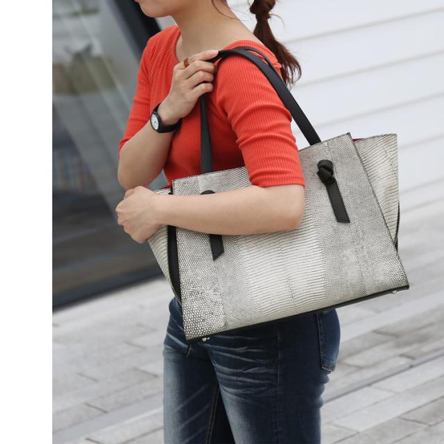 肩掛けが出来る大きめのリザードトートバッグ