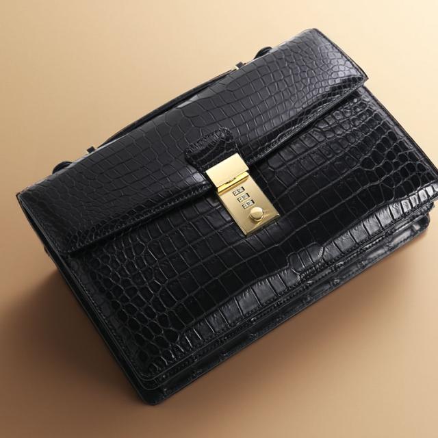 センター取りのクロコダイルを使ったメンズバッグ
