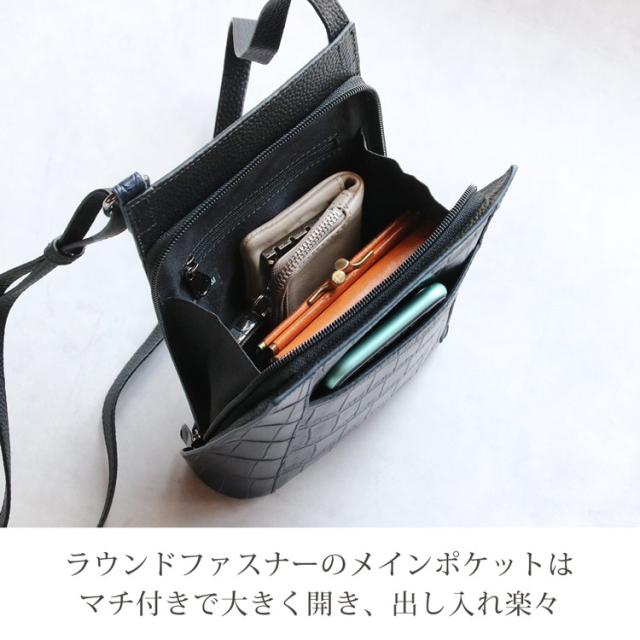 開口部はラウンドファスナー式