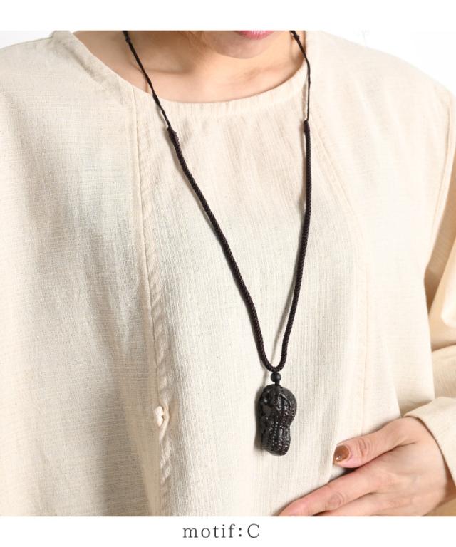 馴染む素朴感。ウッドネックレス