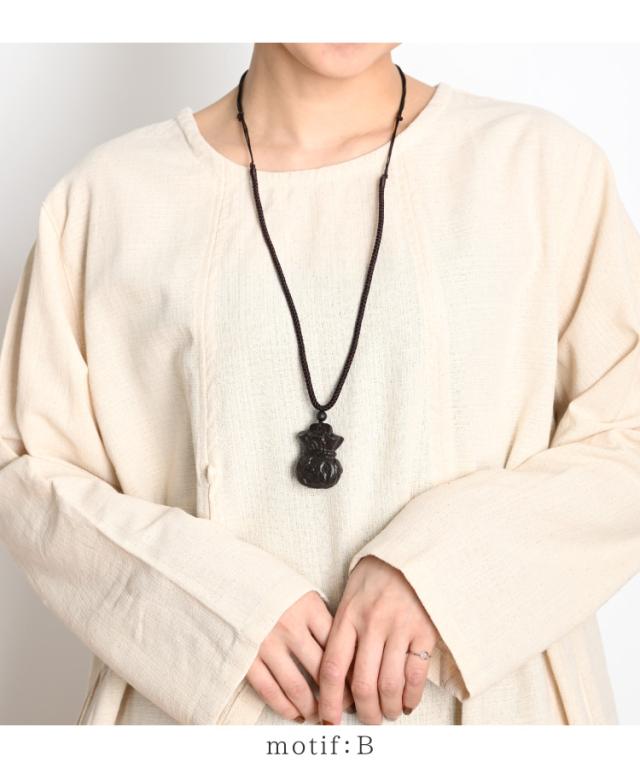 馴染む素朴感。ウッドネックレス