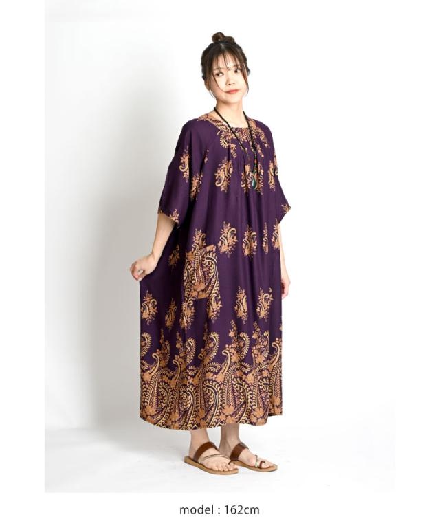 こなれた大人の佇まい。エキゾチック柄ワンピース