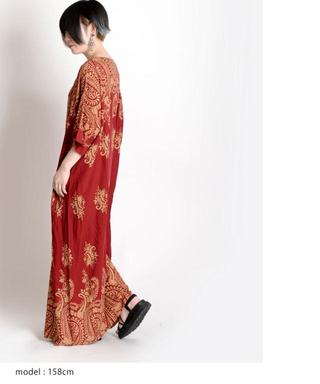 こなれた大人の佇まい。エキゾチック柄ワンピース