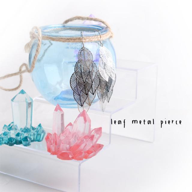 上品な揺れ感。リーフメタルピアス