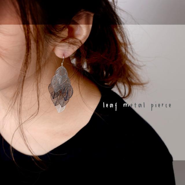 上品な揺れ感。リーフメタルピアス