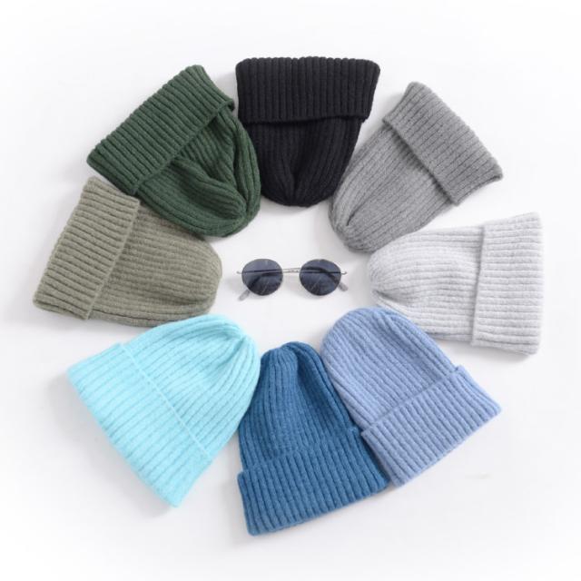 飽きない万能アイテム。シンプルニット帽