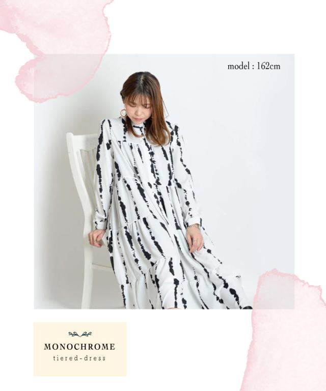 洗練された都会的モノクロ。タイダイ風ティアードワンピース
