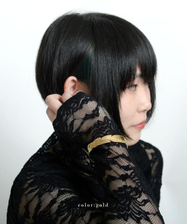 手元もさり気なくオシャレに。リーフブレスレット