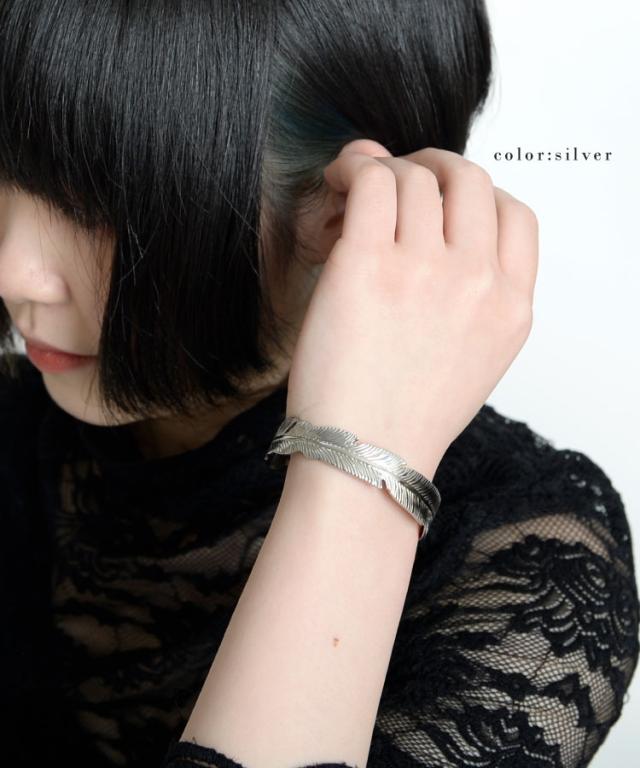 手元もさり気なくオシャレに。リーフブレスレット