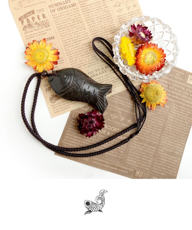 馴染む素朴感。魚ウッドネックレス