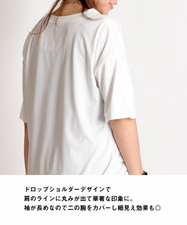 タウンユースな着こなし広がる。Vネック半袖ロゴTシャツ