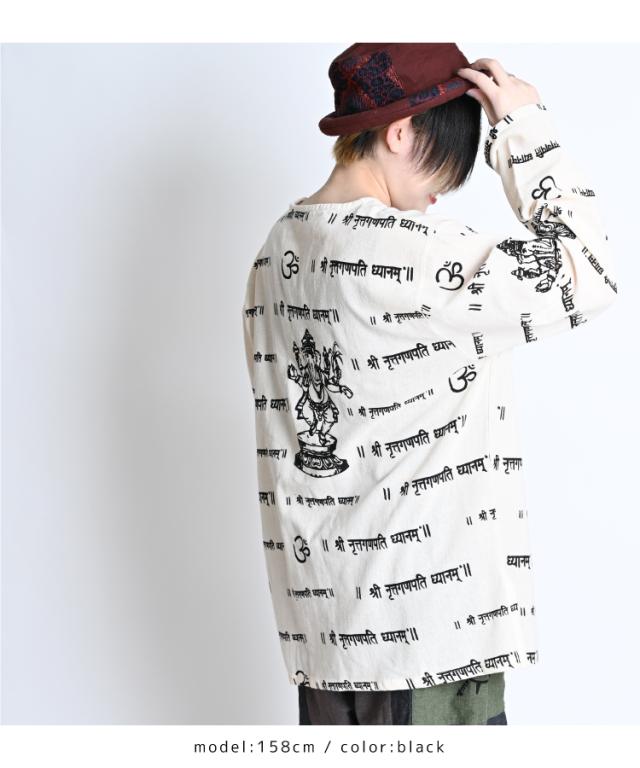 存在感を放つ。ガネーシャ柄長袖キーネックシャツ