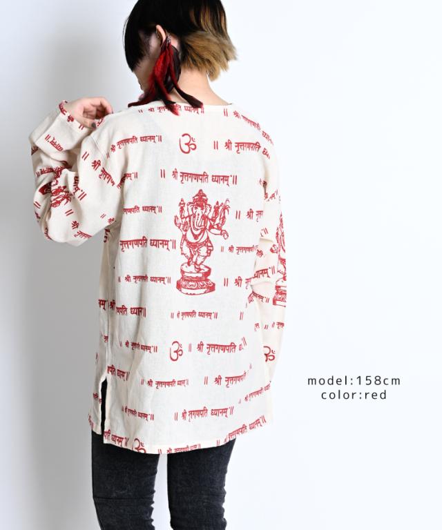 存在感を放つ。ガネーシャ柄長袖キーネックシャツ