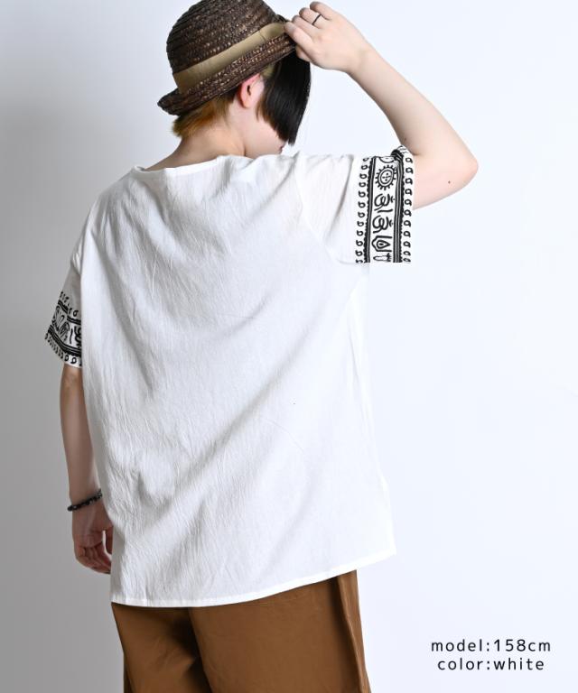 キーネックシャツ