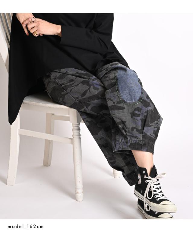 カモフラージュ柄パンツ