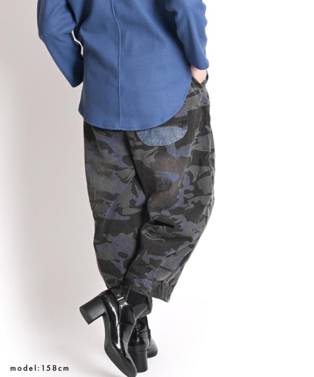 カモフラージュ柄パンツ