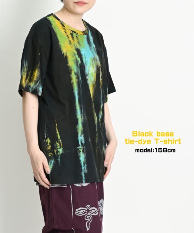 アクセントをプラス。ブラックベースタイダイTシャツ