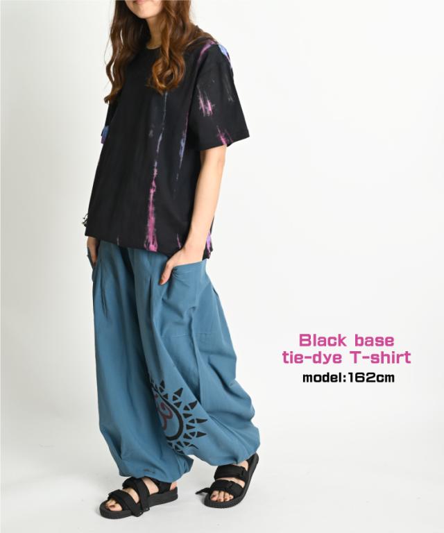 アクセントをプラス。ブラックベースタイダイTシャツ