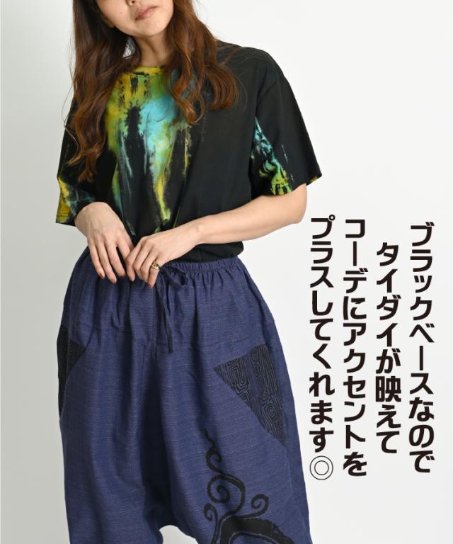 アクセントをプラス。ブラックベースタイダイTシャツ