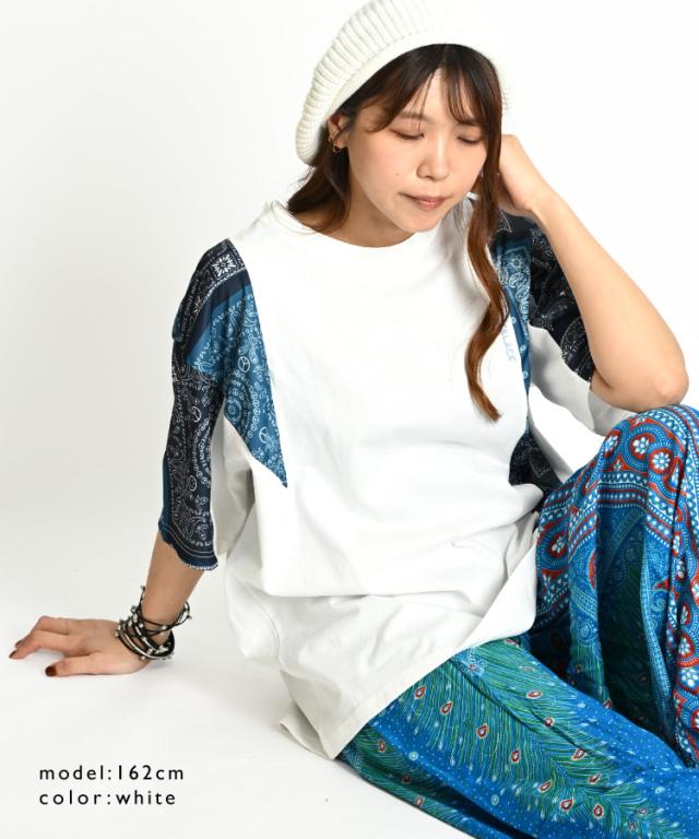 切り替えで目を引く。袖ペイズリー柄Tシャツ