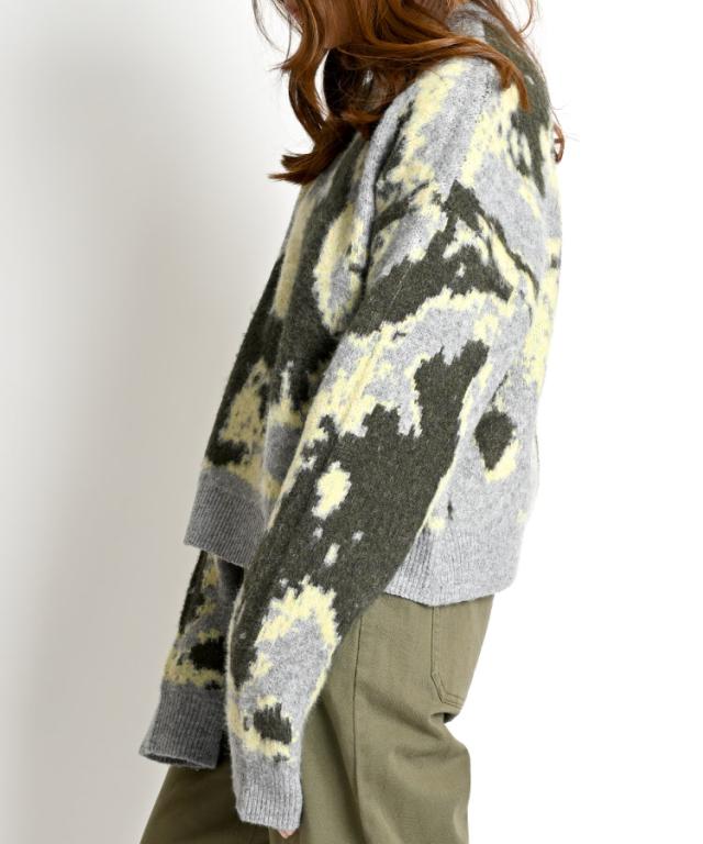 大胆不敵に上品に。ニュアンス柄ニット