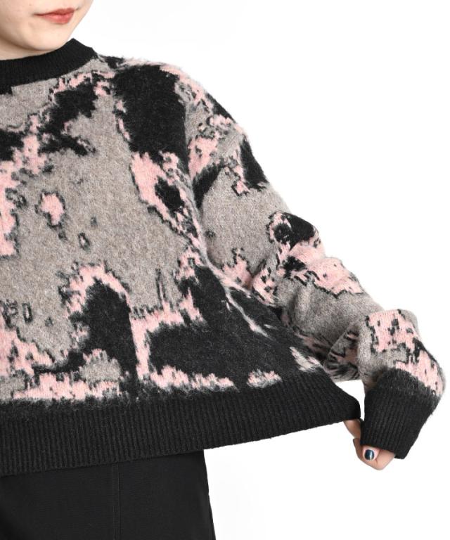 大胆不敵に上品に。ニュアンス柄ニット