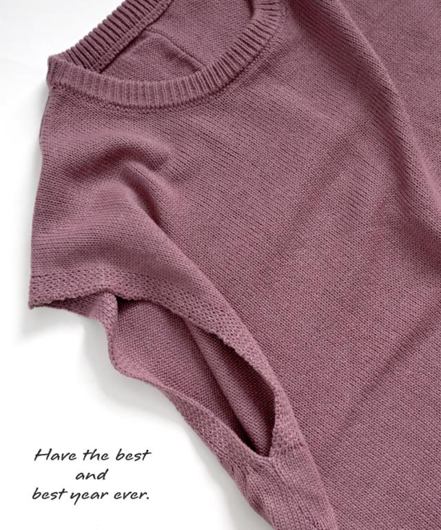 シンプルを格上げ。変形ヘムニットベスト