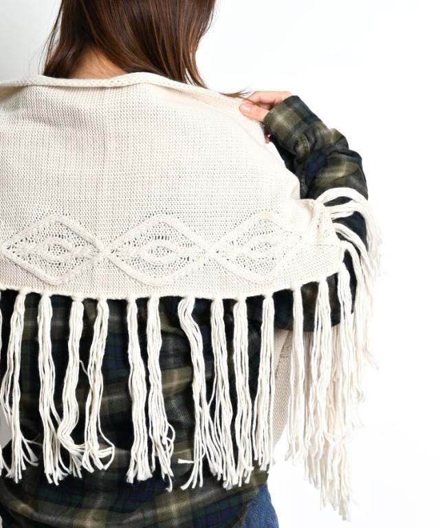 個性際立つ。片フリンジニットマフラー