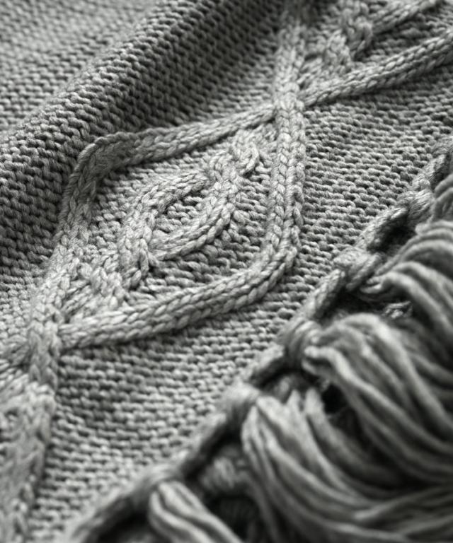 個性際立つ。片フリンジニットマフラー