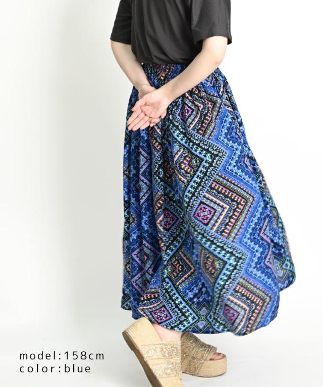 周りと差がつく。幾何学柄ロングスカート