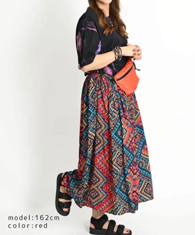 周りと差がつく。幾何学柄ロングスカート