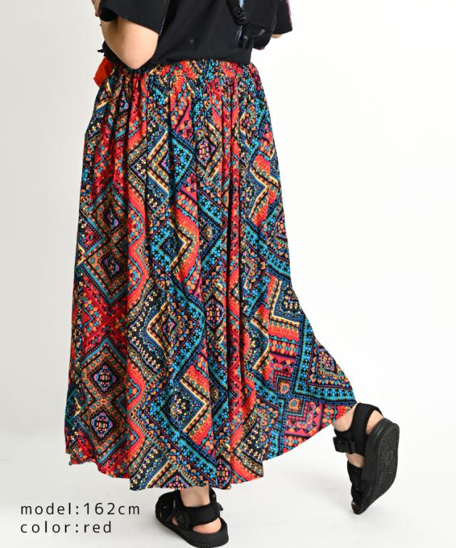 周りと差がつく。幾何学柄ロングスカート