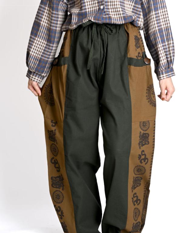 カルチャーミックスな着こなし。オームヒンディーカーゴパンツ