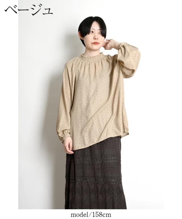 大人の可愛げをON。プリントシャーリングブラウス