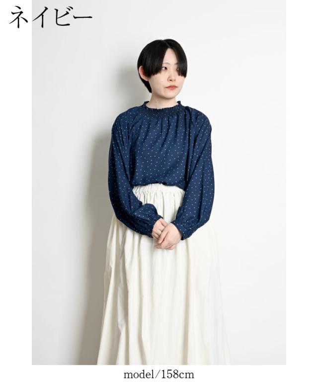 大人の可愛げをON。プリントシャーリングブラウス