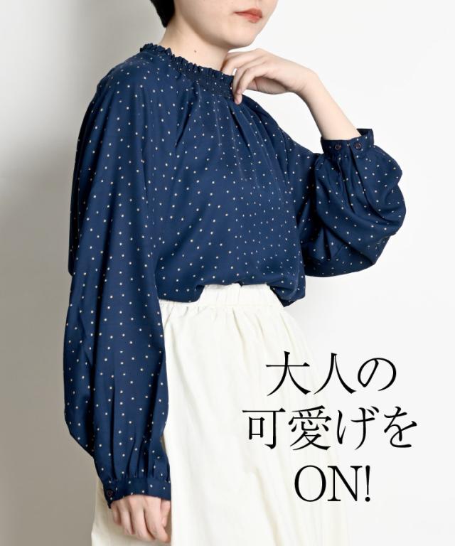 大人の可愛げをON。プリントシャーリングブラウス