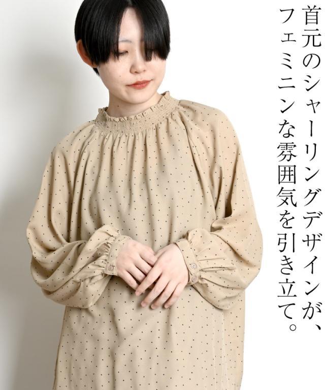 大人の可愛げをON。プリントシャーリングブラウス
