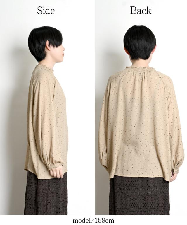 大人の可愛げをON。プリントシャーリングブラウス