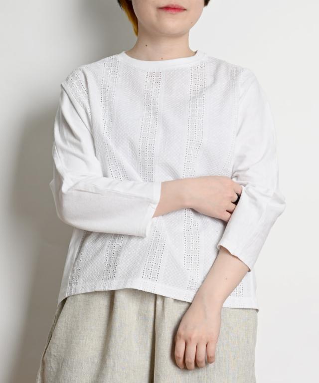 隠せない存在感。刺繍入りプルオーバー