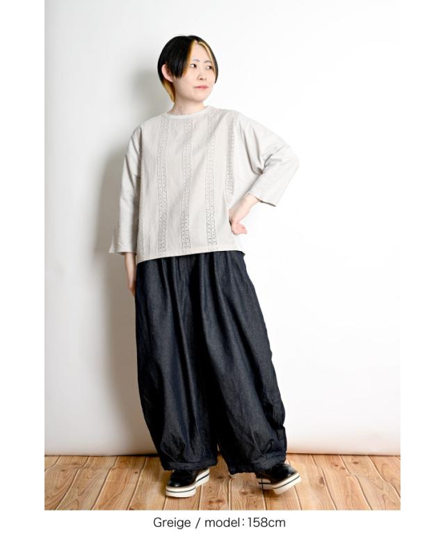 隠せない存在感。刺繍入りプルオーバー