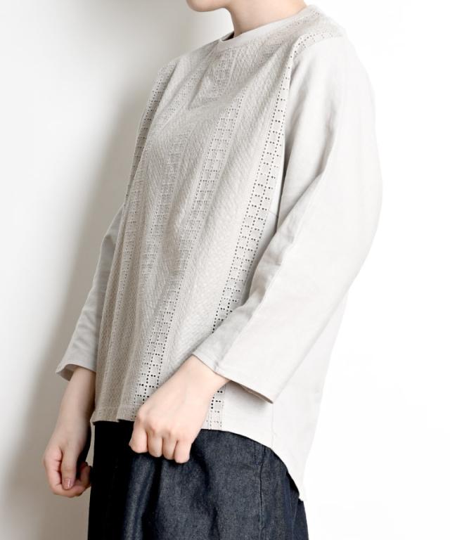 隠せない存在感。刺繍入りプルオーバー