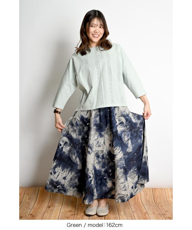 隠せない存在感。刺繍入りプルオーバー