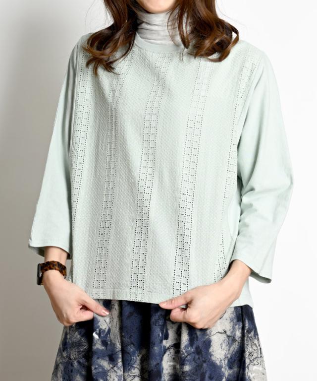 隠せない存在感。刺繍入りプルオーバー